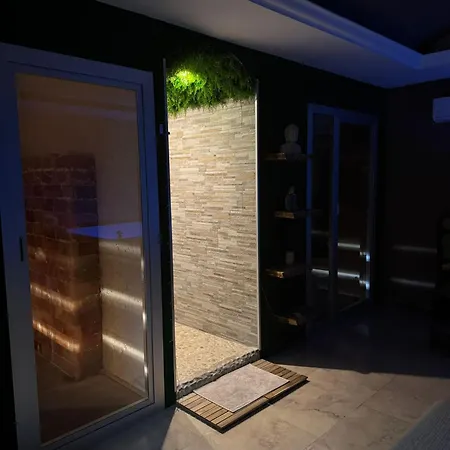 Royalty Rooms & Spa-2